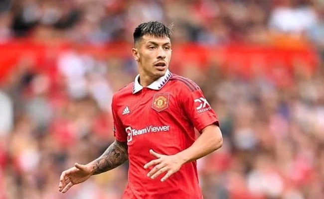Lisandro Martínez playing for Manchester United against Atletico in October 2026.