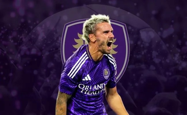 Antoine Griezmann taking a corner kick for Orlando City.